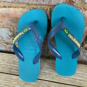 Boys Havaianas flip flops. Perfect for summer!